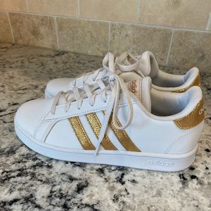 Adidas Gold Texture Grand Court Sneakers size 4 youth (big kids)